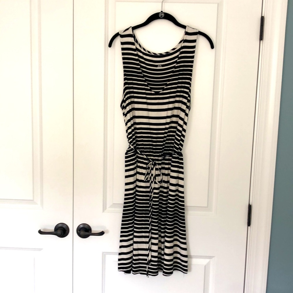 Women’s Sleeveless V-neck Dress